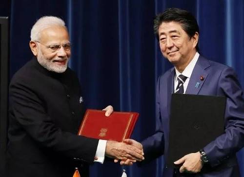 10月29日，日本首相安倍晋三（右）和印度总理莫迪在东京签署双边本币互换协议。（《日本经济新闻》网站）