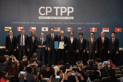 资料图片：2018年3月8日，在智利首都圣地亚哥，智利外长穆尼奥斯（中）与参与“全面与进步跨太平洋伙伴关系协定”（CPTPP）谈判的其他国家代表展示签署的协定文本。（新华社）