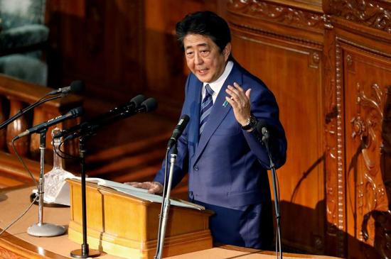 新浪美股讯 北京时间2日消息，日本首相安倍晋三的内阁周五通过了一项立法草案，向更多海外蓝领工人打开大门，允许他们在劳动力短缺的行业工作，这是日本移民政策的一次有争议的转变。