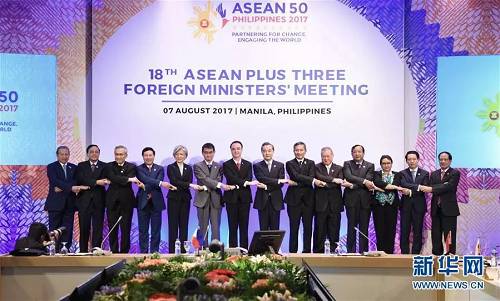 资料图片：2017年8月7日，在菲律宾马尼拉，中国外交部长王毅（右七）在会议前同其他与会者合影。当日，外交部长王毅出席在菲律宾马尼拉举行的东盟与中日韩（10+3）外长会。
