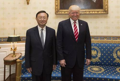 资料图片：2017年6月22日，美国总统特朗普（右）在白宫会见正在华盛顿出席首轮中美外交安全对话的中国国务委员杨洁篪。（新华社）
