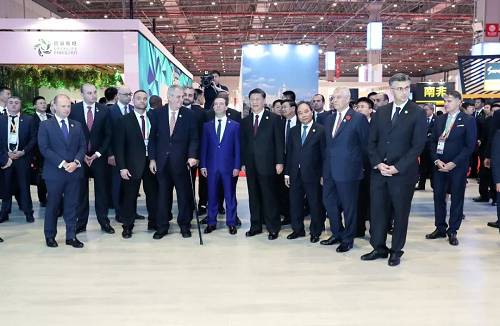 11月5日，国家主席习近平在上海同出席首届中国国际进口博览会的外国领导人共同巡馆。（新华社）