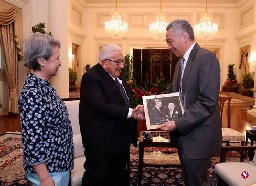 11月5日，新加坡总理李显龙（右）与夫人何晶（左） 在总统府设午宴招待美国前国务卿基辛格。（新加坡《联合早报》）