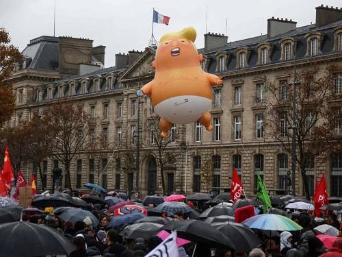 特朗普形象的恶搞气球出现在抗议人群中。