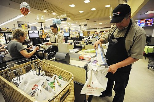 参考消息网11月13日报道 英国媒体几乎每天都在报道零售或餐饮连锁店面临破产和关店的消息，就连英国零售业巨头也未能幸免。