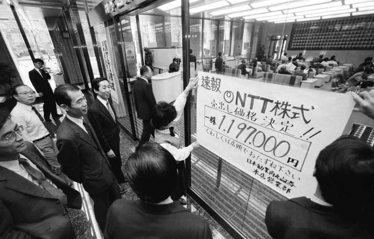 在NTT上市之前，日本股市缓步上升，NTT上市等同于我们的打新股，这明显是稳赚不赔的生意，日本人民当然也知道。