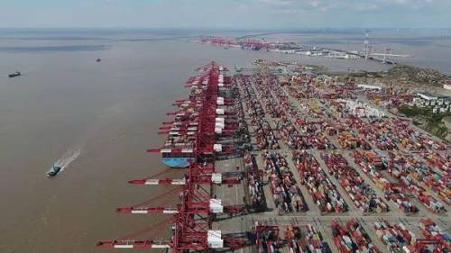 全球最大的集装箱港口“上海洋山深水港”（新华社）