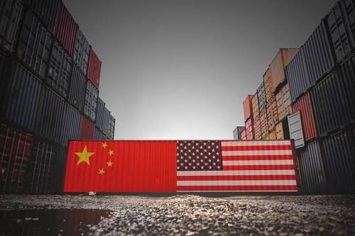 USCC在一份14日公布的报告中称：“美国企业和政府依赖在大多数情况下都由中国主导的国际供应链。”报告称：“尽管并非所有在中国设计、制造或组装的产品都具有内在风险，但