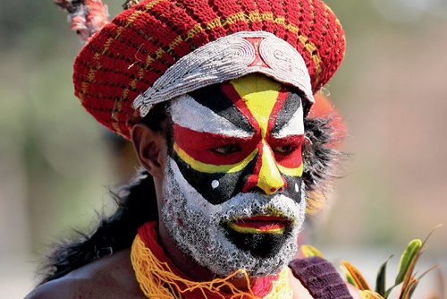 身着传统服饰的巴布亚新几内亚部落原住民。