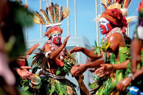 身着传统服饰的巴布亚新几内亚部落原住民在莫尔兹比港等待参加欢迎庆祝活动。