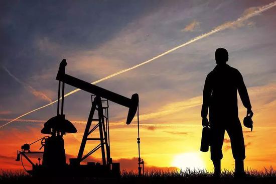 不过，相比短期内的价格震荡，更有必要注意的其实还是石油市场的“势力分布”正在发生急剧变化。据能源咨询企业英国伍德麦肯兹咨询公司说，美国9月份原油日产量达到创纪录的1165万桶，10月份原油日产量几乎与9月份持平，而沙特阿拉伯10月的日产量接近1100万桶，俄罗斯则为1140万桶。