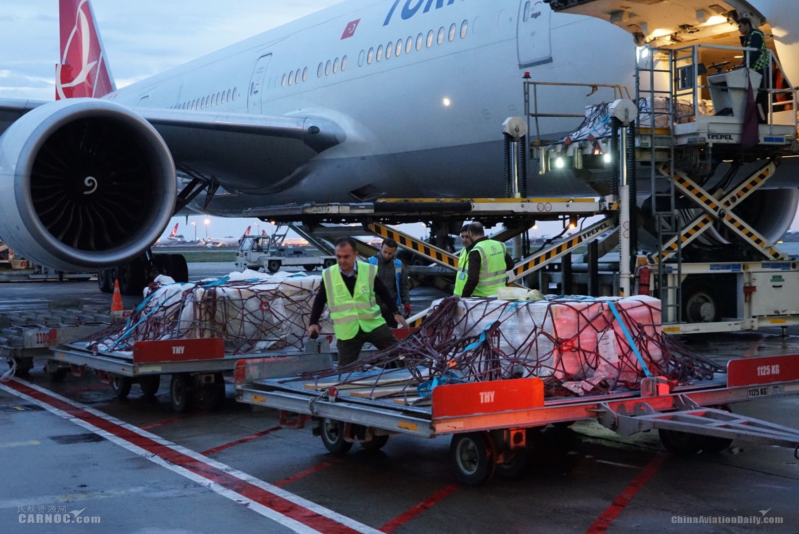 图：土耳其航空将《吉普赛女孩》马赛克镶嵌画缺失部分运回故里 土耳其航空供图