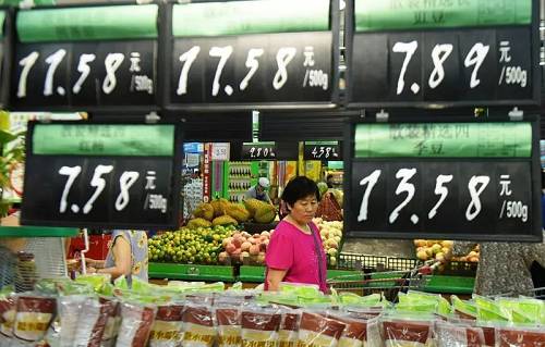 资料图片：市民在超市选购产品。（法新社）