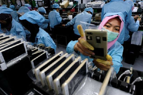 印度尼西亚唐格朗一家手机工厂的车间。（路透社）