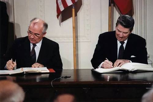 资料图片：1987年，里根和戈尔巴乔夫在白宫东厅签署《中程导弹条约》。（维基百科）