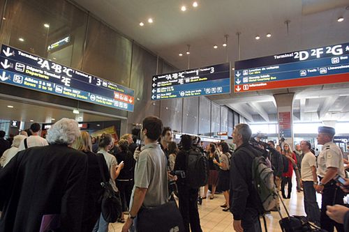 法国参议院日前审议通过了降低旅客在机场转机税收的条款，旨在增强法国机场的竞争力和吸引力。