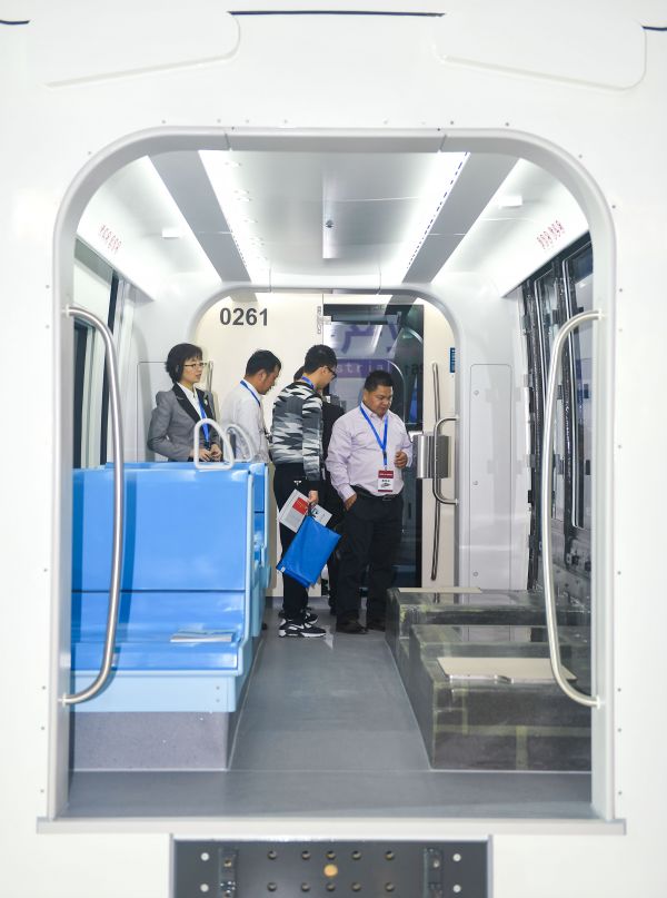 2018年9月7日，由中车长春轨道客车股份有限公司研制的武汉东湖“光谷量子号”轻轨列车在长春轨道交通展上首次向公众展出。