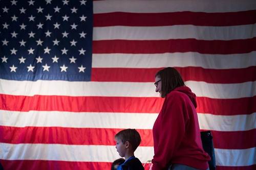资料图片：11月6日，在弗吉尼亚州，选民在一个投票站外等待投票。（美国《华尔街日报》）