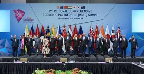 安倍晋三11月14日下午在新加坡会展中心出席了第二次“区域全面经济伙伴关系协定”（RCEP）领导人会议。