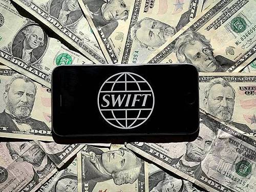 长期以来，尽管SWIFT声称“中立”，但美国却利用该系统对许多国家和企业进行制裁，在被欧洲及其他国家诟病的同时，亦不断消耗自身的国家信用，这些都令外界此轮对美元的“宣战”在意料之中。