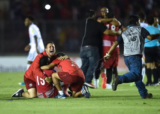 首次打进世界杯，巴拿马球员喜极而泣