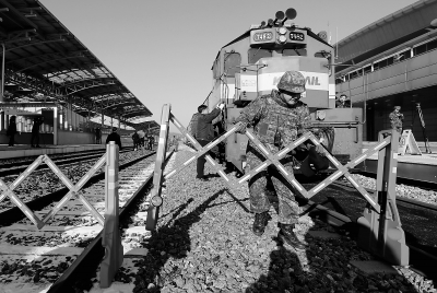 当地时间12月18日，韩朝铁路联合考察工作结束，韩方列车返回韩国。视觉中国供图