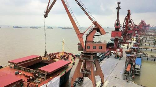 江苏南通港码头卸运巴西进口大豆。（视觉中国）
