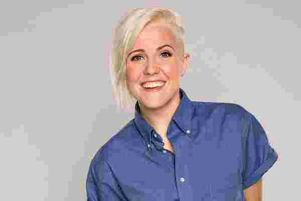 汉娜·哈特 (Hannah Hart) 分享了导致她从兼职到经营YouTube帝国的秘密