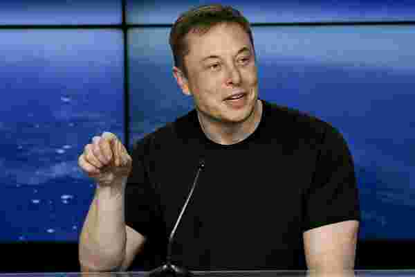 埃隆·马斯克 (Elon Musk) 展示了第一架SpaceX星际飞船测试飞行器